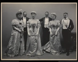 Gruppenporträt von Mrs. Douglas Robinson, Franklin Plumer, Miss Pauline Riggs, Mr. Charles Munn, Mrs. Garrick Riggs und Mr. Frederick Weeks beim James Hazen Hyde Ball, New York, 31. Januar 1905